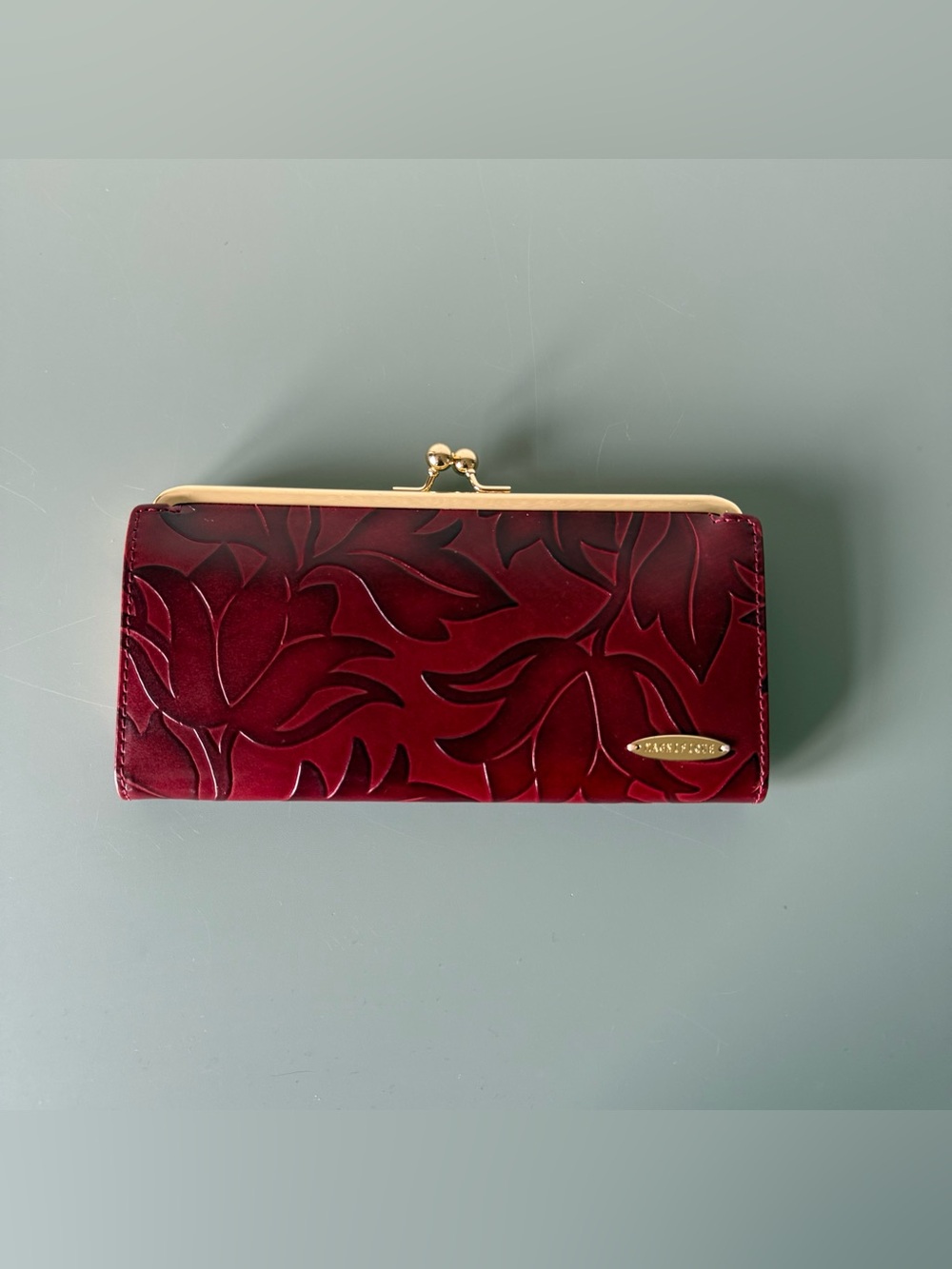 Magnifique kiss lock red embossed leather wallet
